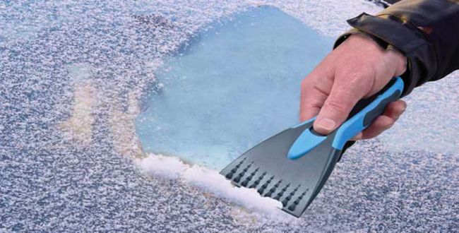 Aracınızın Camındaki Kar ve Buzu Temizlemenin Kolay Yolları