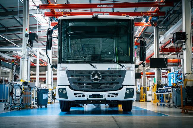 Daimler Truck, batarya elektriğiyle çalışan ikinci kamyonu eEconic’in seri üretimine başladı