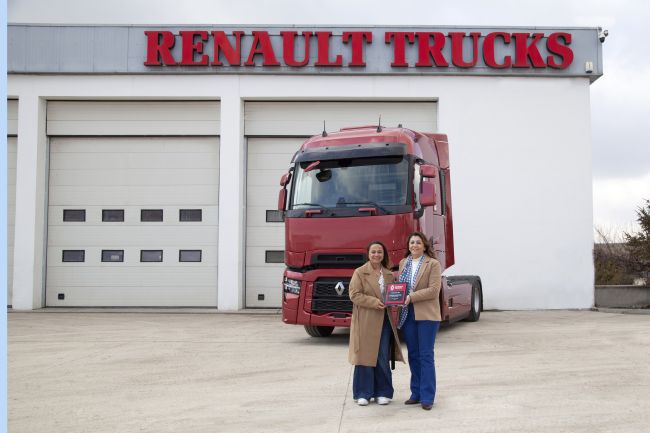 Yol açın...Renault Trucks direksiyonunda kadın sürücü var!