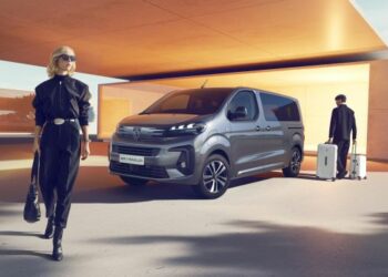 Yeni PEUGEOT E-TRAVELLER, profesyonel kullanıcıların 0 emisyonlu ulaşım gereksinimlerini karşılamak için yollara çıkıyor.