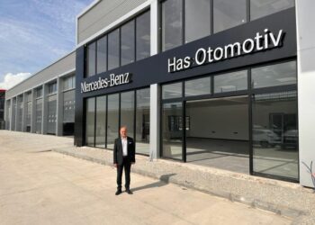 Mercedes-Benz Türk’ün bayi ve yetkili servisi Has Otomotiv Yatırım ve Pazarlama Ege Şubesi, yeni lokasyonunda hizmete başladı
