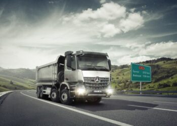 “Şantiyedeki Güç”: Mercedes-Benz Arocs 4851 K, Ağır Yükler Altında Sürüş Güvenliğini Garantiye Alıyor