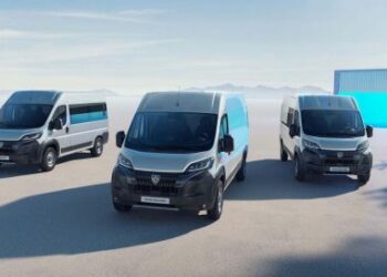 Peugeot'un En Büyük Hafif Ticarisi Yeni Boxer Otomatik Şanzımanla Yollara Çıkıyor