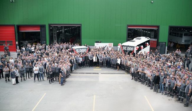 Otokar'ın 30.000'inci Sultan Otobüsü ile 5.000’inci Atlas Kamyonu Üretim Bandından İndi