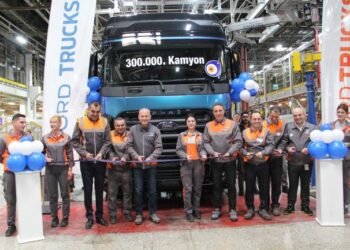 Ford Trucks 300 Bininci Kamyonunu Hattan İndirdi