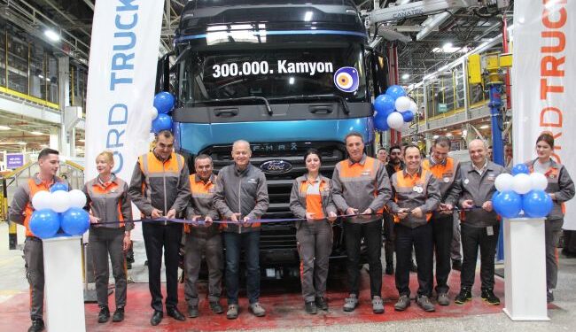 Ford Trucks 300 Bininci Kamyonunu Hattan İndirdi