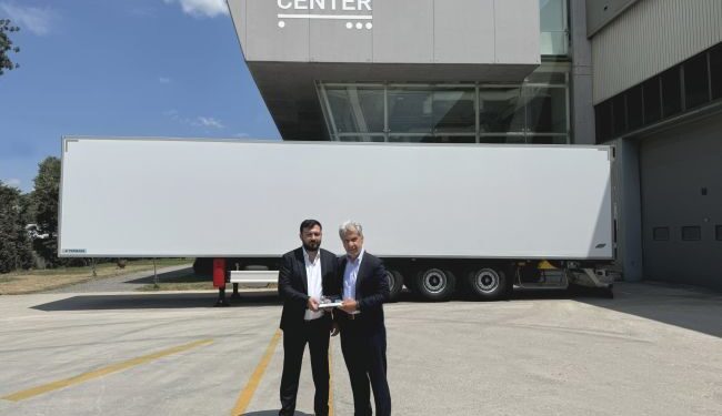 Tırsan, soğuk zincir taşımacılığının tecrübeli isimlerinden Özkeleşler’e 8 adet Tırsan Buz Frigo teslim etti