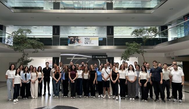 Mercedes-Benz Türk Gençleri Geleceğe Hazırlıyor