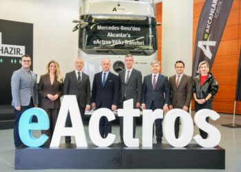 Mercedes-Benz Türk’ten Akcan Holding’e Mercedes-Benz eActros 600 ve eActros 300 Teslimatı